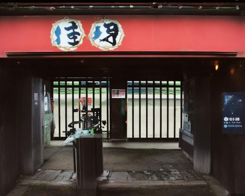 嗯，用户让我写一篇关于小翘鼻的文章，首先得确定标题。标题要简洁明了，又能吸引读者。可能用小翘鼻，解读面部语言的秘密这样的标题，既点明了主题，又带点神秘感