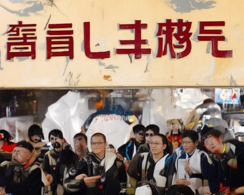 好，用户让我写一篇关于朝天鼻矫正的文章，标题和内容都要写。首先，我需要明确什么是朝天鼻矫正。朝天鼻是指鼻梁低平，显得有些扁平，可能会影响面部的整体美感。矫正的方法有很多种，比如手术、整形、自然改善等