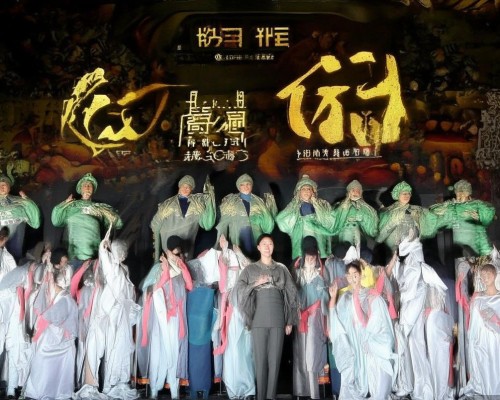 嗯，用户让我写一篇关于假体隆鼻的文章，标题和内容都要写。首先，我得确定标题，得吸引人又专业。可能用假体隆鼻，从选择到效果，全面解析这样的标题，既涵盖了内容，又说明了结构